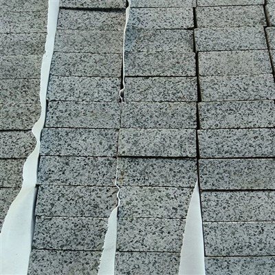 Adoquines de adoquines de granito gris oscuro aserrado G654