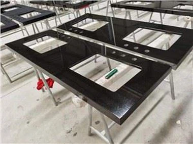 Cocina con encimeras de granito negro