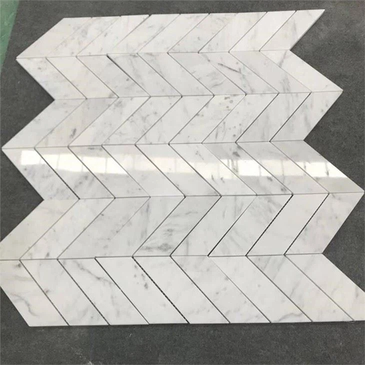 Mosaico de espina de pescado de mármol blanco