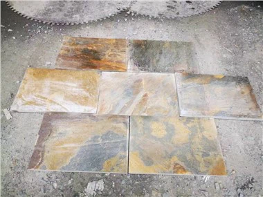 Pavimento de pizarra oxidada al aire libre