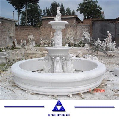 Fuente de agua de piedra gris del parque